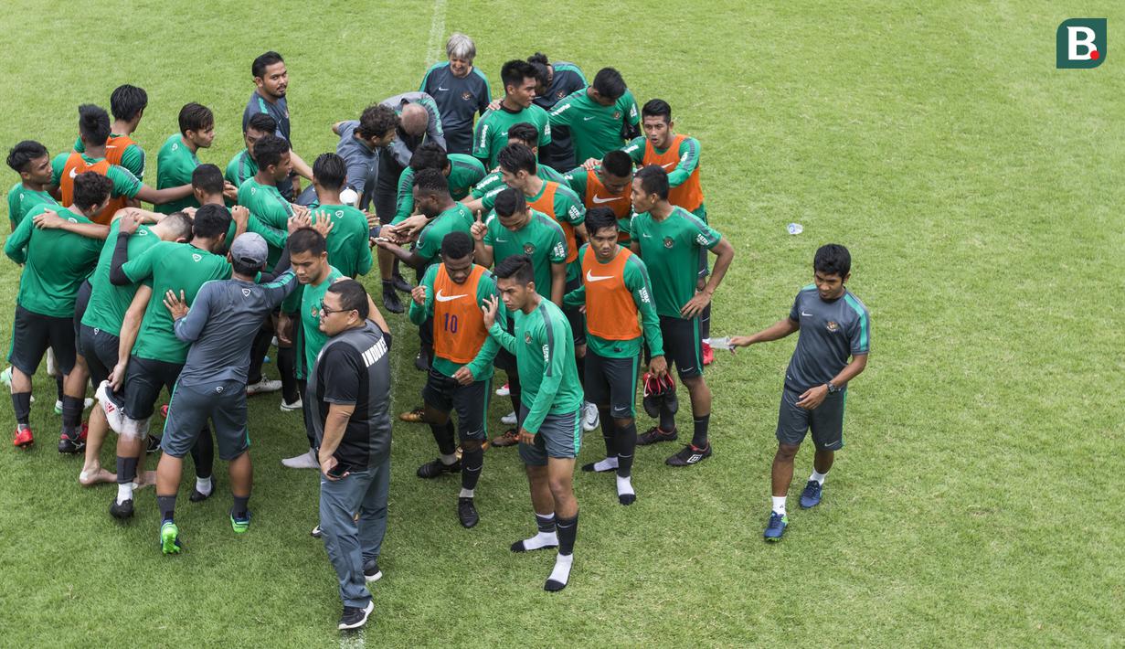Para pemain Timnas Indonesia melakukan tos sesudah latihan di Lapangan ABC Senayan, Senin (19/2/2018). Latihan ini merupakan persiapan jelang Asian Games 2018. (Bola.com/Vitalis Yogi Trisna)