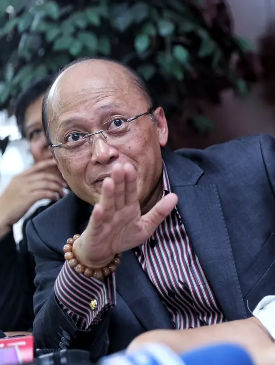 Seraya berjalan cepat menuju mobilnya, Mario Teguh menyarankan awak media untuk menanyakan pada kuasa hukumnya, Vidi Galenso Syarief. "Bicara sama pak Vidi," kata Mario Teguh. (Adrian Putra/Bintang.com)