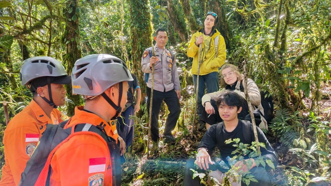 Tim SAR Temukan 3 Pendaki Rusia dan Bali yang Tersesat di Gunung Batukaru