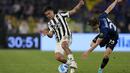 <p>Penyerang Juventus Paulo Dybala (kiri) berebut bola dengan gelandang Inter Milan Nicolo Barella pada final Coppa Italia di Stadion Olimpico, Roma, Kamis (12/5/2022) dini hari WIB. Inter Milan juara Coppa Italia 2021/2022 usai menang 4-2 atas Juventus lewat babak perpanjang waktu. (AP Photo/Alessandra Tarantino)</p>