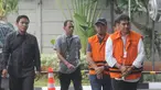 Direktur Pemasaran PTPN III (Persero) I Kadek Kertha Laksana (depan) dan PPK Dinas PU Kab Muara Enim Elfin Muhtar tiba di Gedung KPK, Jakarta, Senin (25/11/2019). Kadek diperiksa terkait suap pengelolaan distribusi gula, dan Elfin terkait suap di lingkungan Kab Muara Enim. (merdeka.com/Dwi Narwoko)