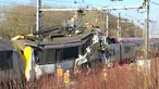 Sebuah kereta penumpang dan kereta barang bertabrakan antara Bettembourg dan Zoufftgen di Luxembourg, Selasa (14/2). Satu orang dinyatakan tewas dalam peristiwa tersebut. (AFP PHOTO/POLICE GRAND-DUCALE)