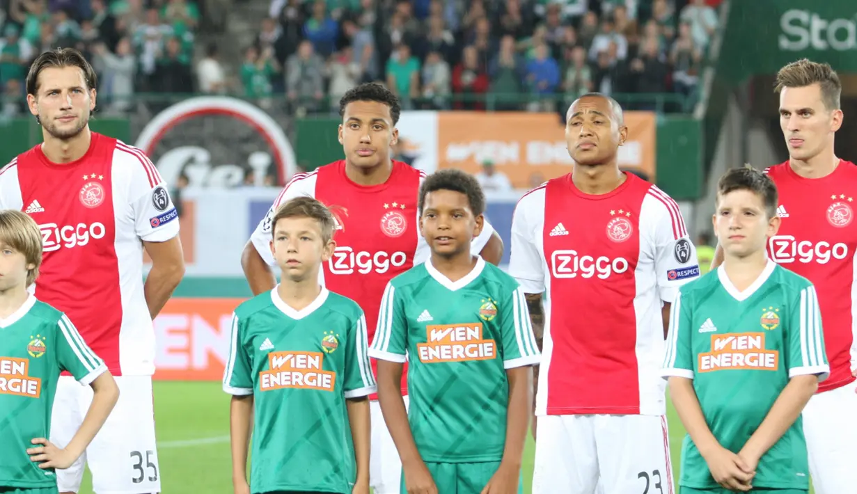 DARAH INDONESIA - Dua pemain bertahan Ajax, Jairo Reidelwald (dua dari kiri) dan Kenny Tete, merupakan pemain keturunan Indonesia yang tampil di laga lawan Rapid Vienna. (Bola.com/Reza Khomaini)