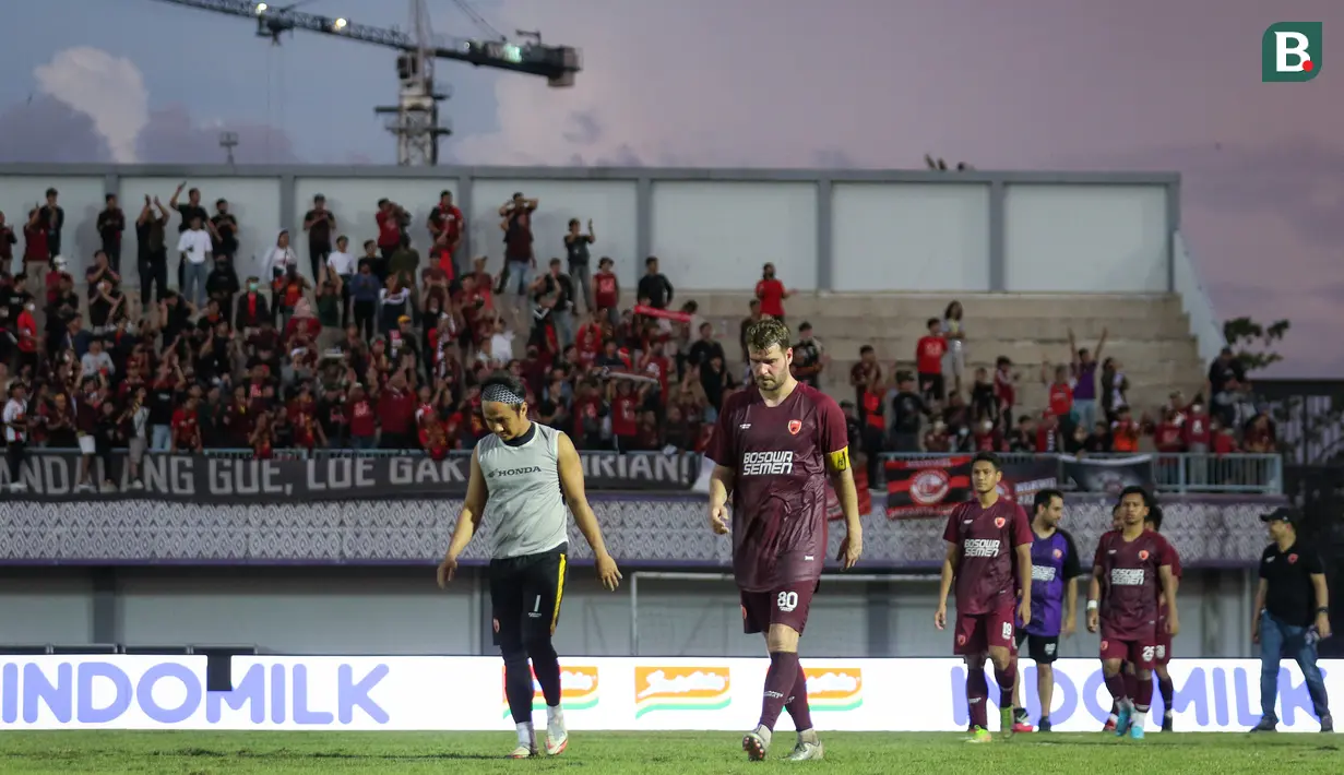 <p>Para pemain PSM Makassar meninggalkan lapangan usai pertandingan persahabatan antara Persita Tangerang melawan PSM Makassar di Indomilk Arena, Tangerang, Rabu (01/06/2022). Pertandingan berakhir dengan skor imbang 1-1. (Bola.com/Bagaskara Lazuardi)</p>