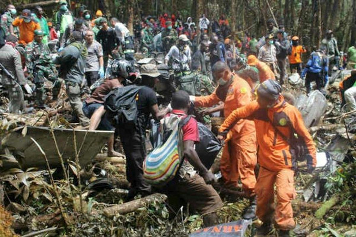 Evakuasi korban pesawat Trigana Air