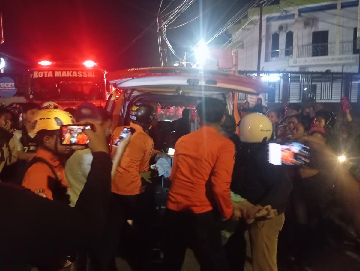 Evakuasi korban kebakaran di Jalan Paccerakkang Raya, Makassar. (Istimewa).