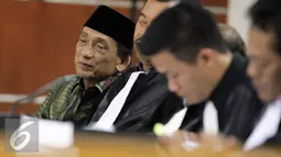 Terdakwa mantan Bupati Bangkalan Fuad Amin (kiri) saat mendengarkan keterangan saksi di Pengadilan Tipikor, Jakarta, Kamis (6/8/2015). Agenda sidang tersebut mendengarkan keterangan 17saksi. (Liputan6.com/Helmi Afandi)