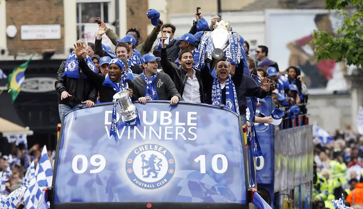 Chelsea 2009/2010. Pada musim 2019/2010 Chelsea yang baru ditangani Carlo Ancelotti mampu merebut dua gelar, yaitu Piala FA dan juara Liga Inggris. Di Liga Inggris, The Blues mampu juara sekaligus menjadi klub pertama yang mampu mengoleksi gol di atas seratus yaitu total 103 gol. Striker asal Pantai Gading, Didier Drogba berhasil menyumbang 29 gol sekaligus merebut Golden Boot sebagai top skor Liga Inggris musim 2009/2010. (AFP/Glyn Kirk)