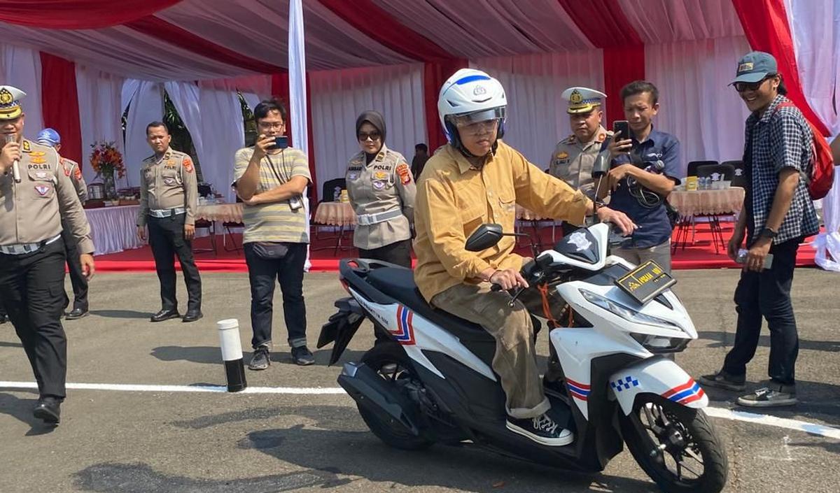 Masyarakat berkesempatan menjajal lintasan baru ujian SIM tersebut.