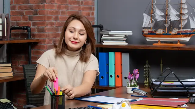 Ilustrasi Seorang Wanita di Meja Kerja