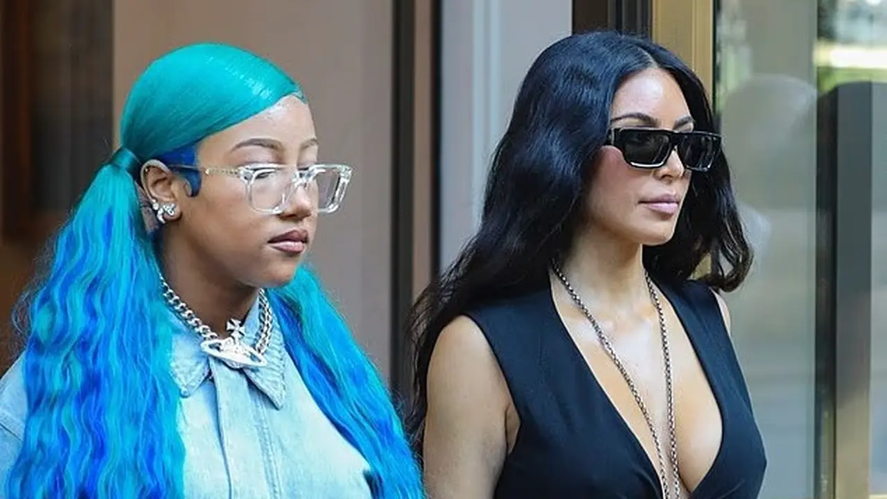 Gaya Ekspresif North West, Putri Kim Kardashian, dengan Rambut Electric Blue yang Mencolok