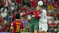 Pemain timnas Portugal, Cristiano Ronaldo (tengah) berebut bola diudara dengan pemain&nbsp;Uruguay Jose Gimenez dalam pertandingan kedua grup H Piala Dunia 2022&nbsp;yang berlangsung di Lusail Stadium, Qatar, Selasa (29/11/2022). (AP Photo/Petr David Josek)