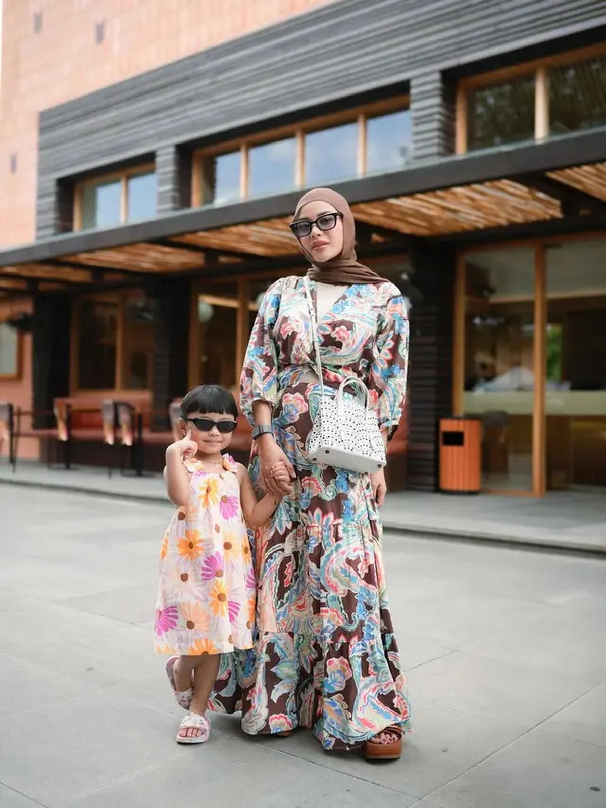 Gaya Aurel Hermansyah Terbaru saat Nongkrong di Kafe Bali, Anggun dengan Dress Flowy dan Tas Putih