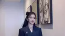 Berpose bersama, Tiara Andini memancarkan pesona manis dan elegan bak girl boss mengenakan setelan jas hitam. Penampilan girl boss-nya dipermanis dengan pita hitam sebagai aksesori dan mini hand bag warna pink cerah. [@tiaraandini].