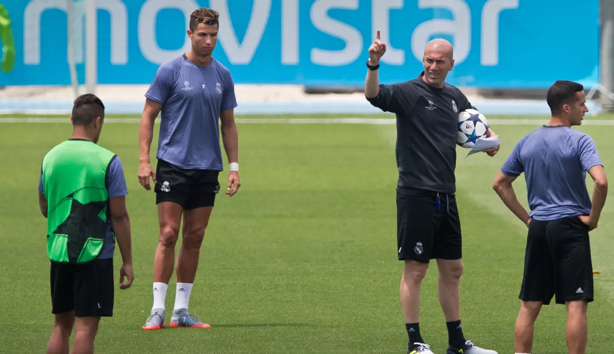 Pelatih Real Madrid, Zinedine Zidane mengintruksikan para pemainnya saat sesi latih di sebuah media open day di Madrid, (30/5). Real Madrid akan bertemu wakil Italia Juventus di Final Liga Champions di Cardiff. (AP Photo / Paul White)