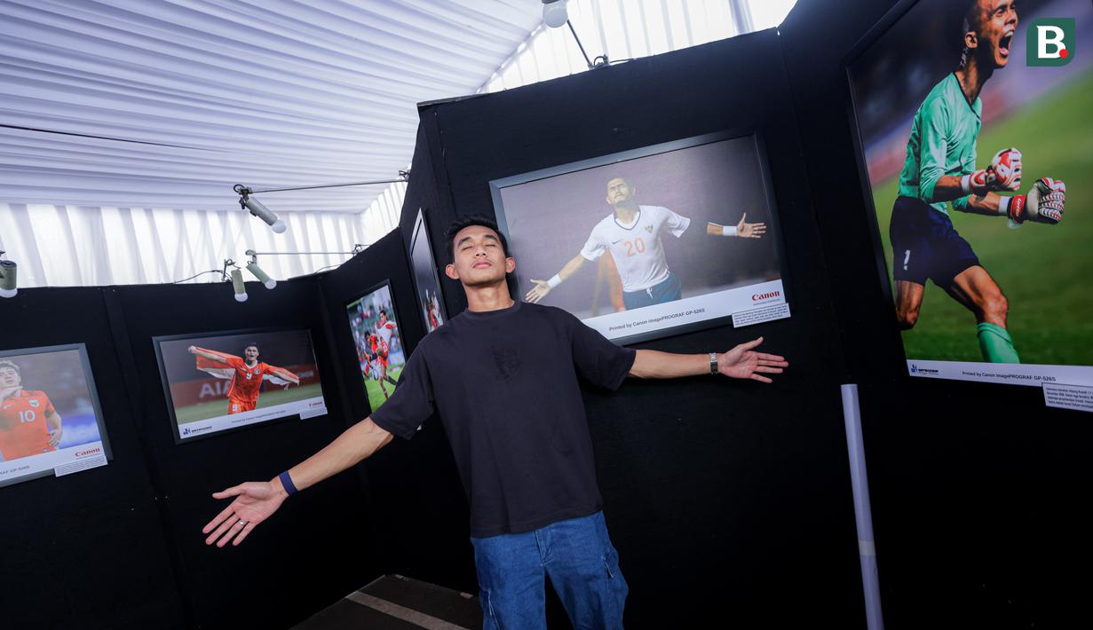 <p>Pemain Timnas Indonesia, Rizky Ridho berpose di samping foto Bambang Pamungkas dalam pameran foto Media Cup 2025 yang bertema "Timnas Indonesia dari Masa ke Masa" di Cibis, Cilandak, Jakarta Selatan, Selasa (28/10/2025). (Bola.com/Bagaskara Lazuardi)</p>