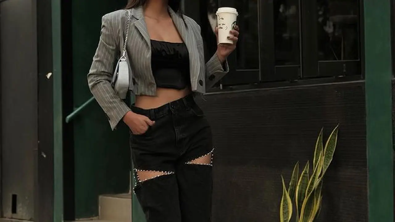 10 Pesona Cewek Mamba Erika Carlina dengan Outfit Serba Hitam