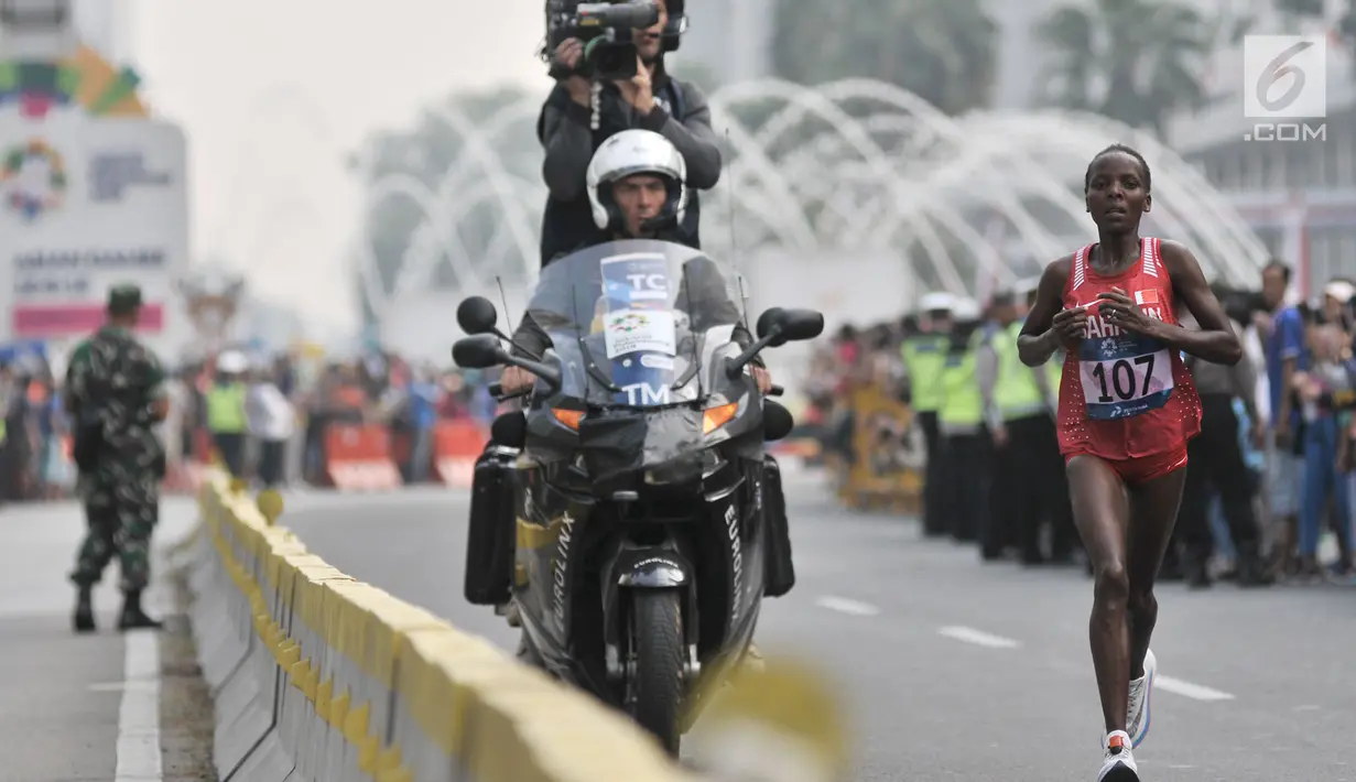Pelari Bahrain Chelimo Rosa saat mengikuti lari maraton putri nomor 42 kilometer Asian Games 2018, Jakarta, Minggu (26/8). Chelimo Rosa berhasil merebut medali emas dengan catatan waktu 2 jam 34 menit 51 detik. (Merdeka.com/Iqbal S. Nugroho)