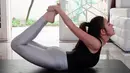 Bella Shofie menarik kaki saat melakukan gerakan Yoga. (instagram.com/bellashofie5292)
