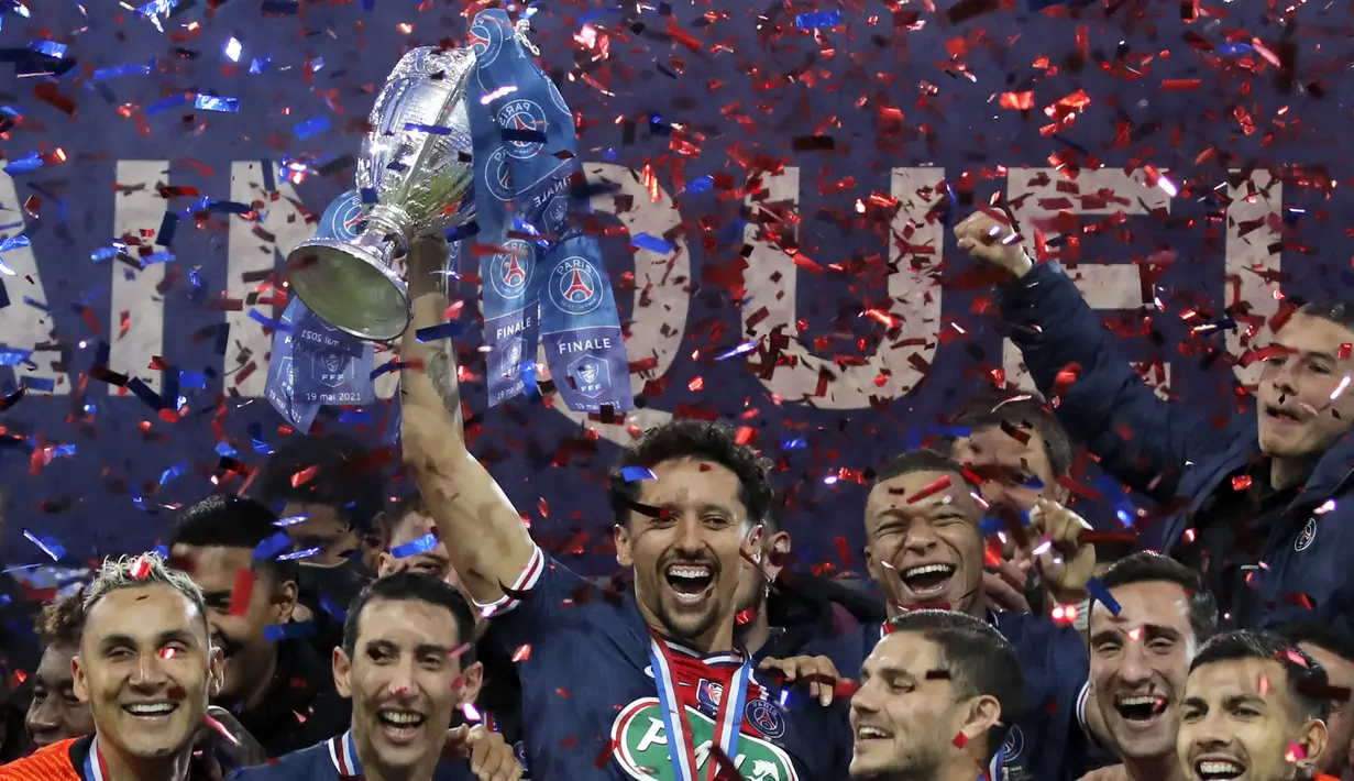 Kapten tim Paris Saint-Germain, Marquinhos (tengah) mengangkat trofi Coupe de France 2020/2021 di tengah-tengah rekannya usai mengalahkan AS Monaco 2-0 dalam laga final di Stade de France, Paris, Rabu (19/5/2021). (AP/Christophe Ena)