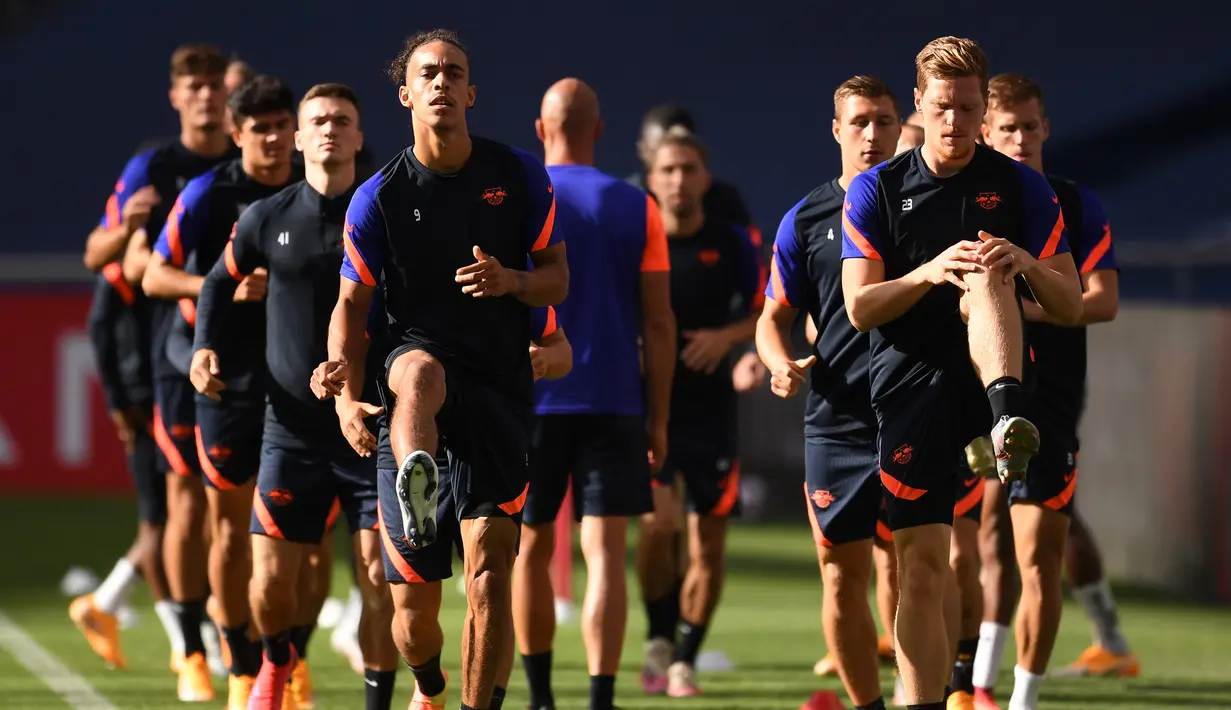 Pemain RB Leipzig saat menjalani latihan jelang laga semifinal Liga Champions 2019/2020 di Da Luz Stadium, Selasa (18/8/2020). RB Leipzig akan menghadapi PSG pada semifinal Liga Champions. (AFP/David Ramos/various sources)
