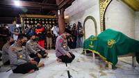 Kapolri Jenderal Listyo Sigit Prabowo berdoa di depan jenazah mantan Ketua Umum PP Muhammadiyah Ahmad Syafii Maarif saat melayat di Masjid Gede Kauman, Yogyakarta, Jumat (27/5/2022). (Ist)