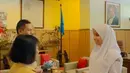 Dalam momen tersebut, Putri tampak menerima penghargaan dari sang guru. Gadis kelahiran 31 Desember 2005 itu juga mendapat pesan dari gurunya. Mereka berpesan agar Putri terus menjadi bintang dan bersinar bagi semua orang. Suasana haru pun terlihat di momen saat Putri berpamitan pada para guru. (Liputan6.com/IG/@arianinismaputri)