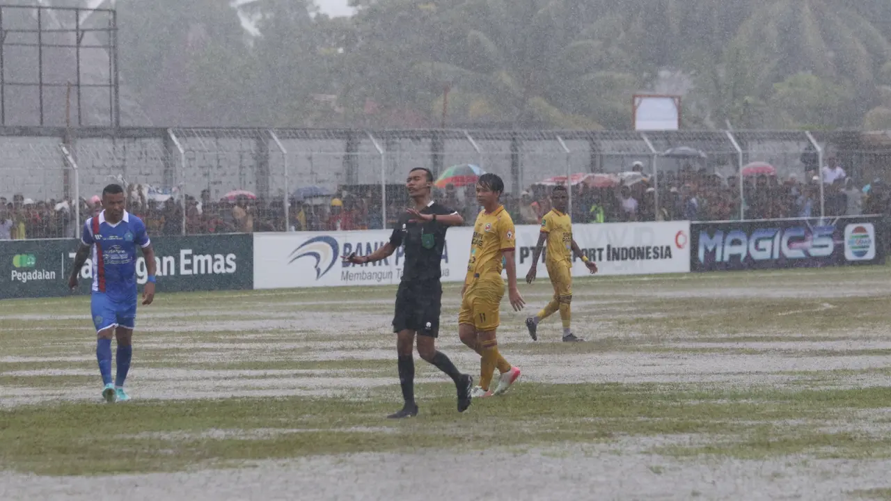 Leg pertama final Pegadaian Liga 2 2023/2024 - PSBS Biak vs Semen Padang