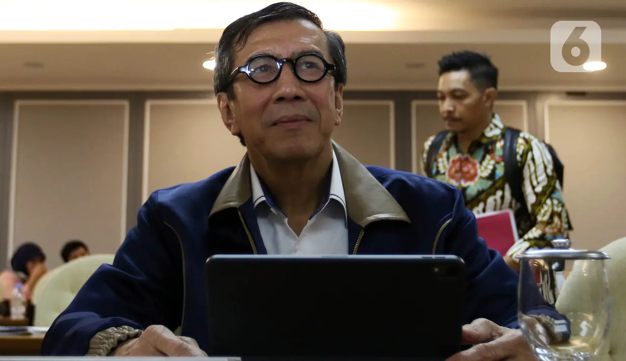 Menkumham Yasonna Laoly mengikuti Rapat Kerja dengan Badan Legislasi (Baleg) DPR dalam rapat kerja di Kompleks Parlemen, Senayan, Kamis (16/1/2020). Rapat membahas 50 rancangan undang-undang (RUU) yang masuk Program Legislasi Nasional (Prolegnas) prioritas tahun 2020. (Liputan6.com/Johan Tallo)