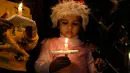 Pada malam Natal, gereja-gereja dipadati untuk menghadiri kebaktian tengah malam atau misa. Paduan suara menyanyikan himne yang sangat istimewa. (AP Photo/K.M. Chaudary)