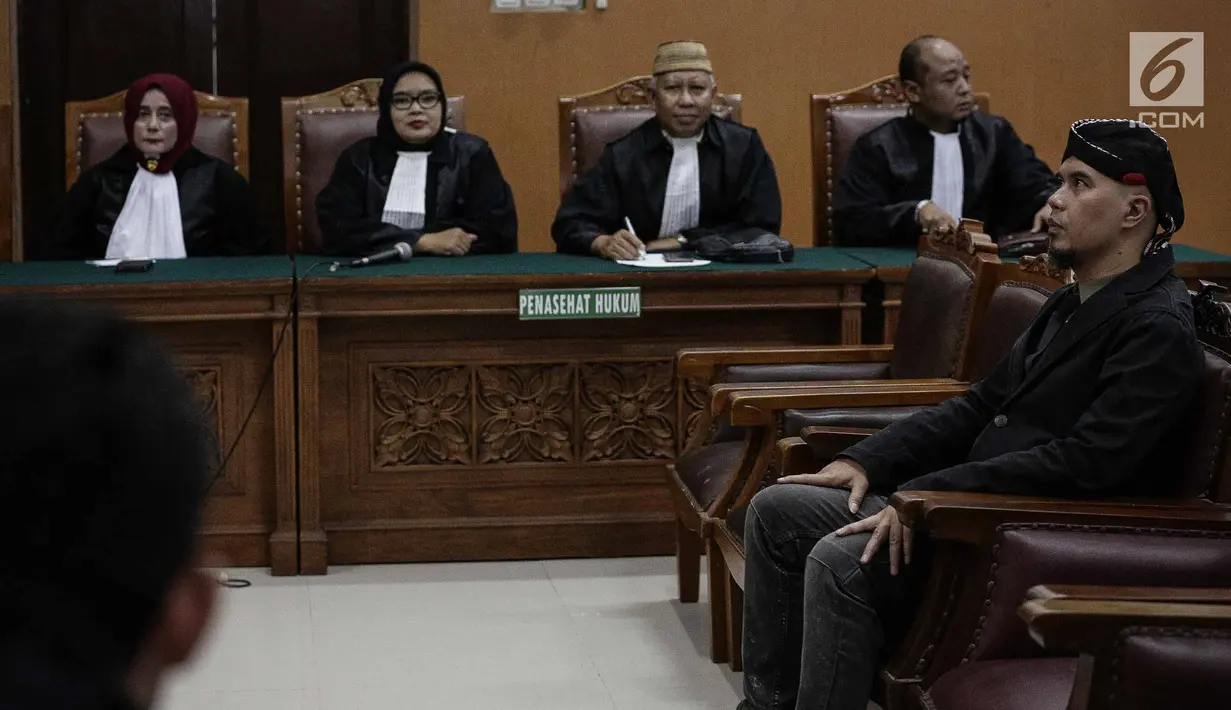 Musisi Ahmad Dhani menjalani sidang lanjutan kasus ujaran kebencian (Hate Speech) di media sosial Twitter di Pengadilan Negeri Jakarta Selatan, Senin (30/4). Sidang tersebut beragendakan tanggapan Jaksa penuntut umum. (Liputan6.com/Faizal Fanani)