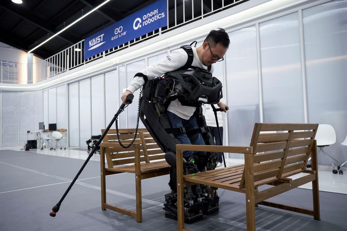 Robot Iron Man buatan Korea Selatan untuk bantu penderita lumpuh bisa berjalan
