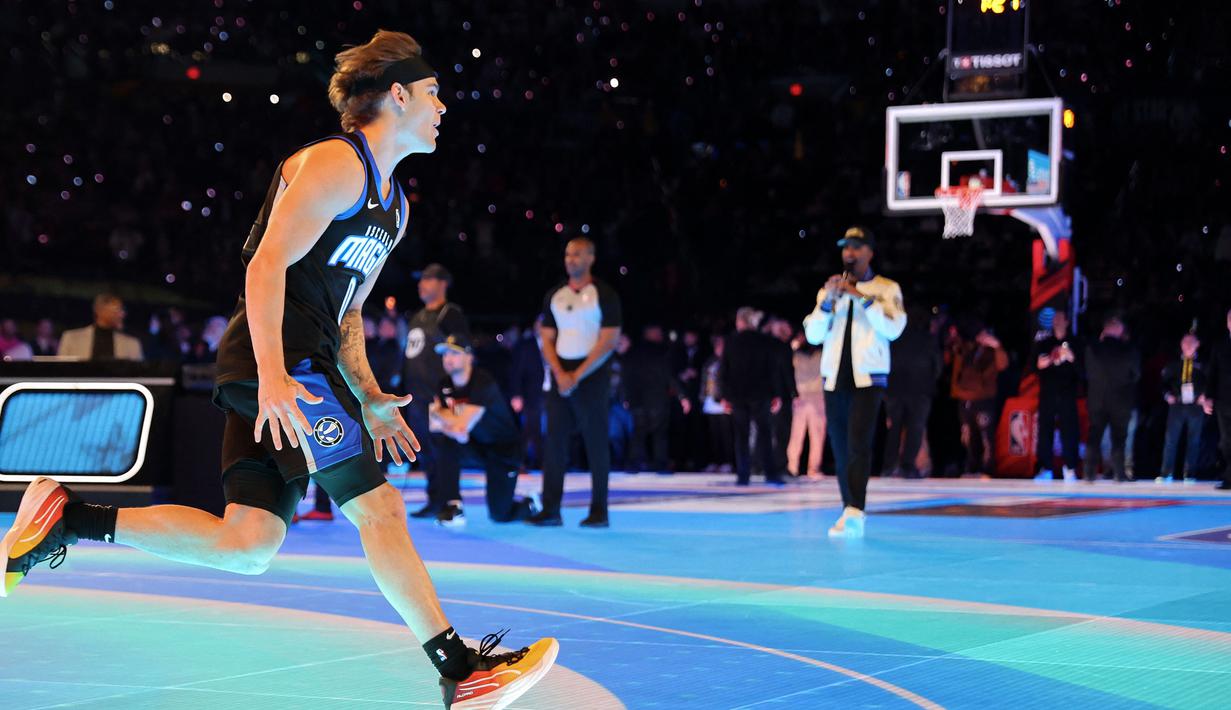 Pemain Osceola Magic, Mac McClung melakukan selebrasi melangsungkan slam dunk saat kontes Slam Dunk di NBA All Star 2024 di Lucas Oil Stadium, Indianapolis, Amerika Serikat, Minggu (18/02/2024). (AFP/Getty Images/Stacy Revere)