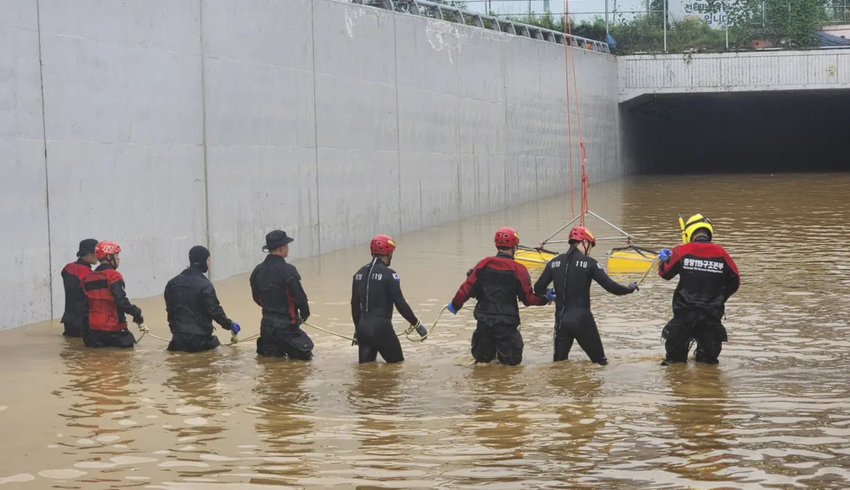 <p>Kementerian Dalam Negeri melaporkan sebanyak 33 orang tewas dan 10 lainnya hilang dalam hujan deras, sebagian besar terkubur oleh tanah longsor atau setelah jatuh ke dalam waduk yang banjir. (South Korea National Fire Agency via AP)</p>