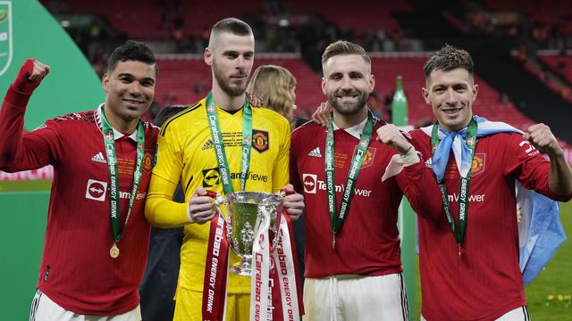 Senyum Casemiro Beri Trofi Carabao Cup 2022/2023 untuk Manchester United