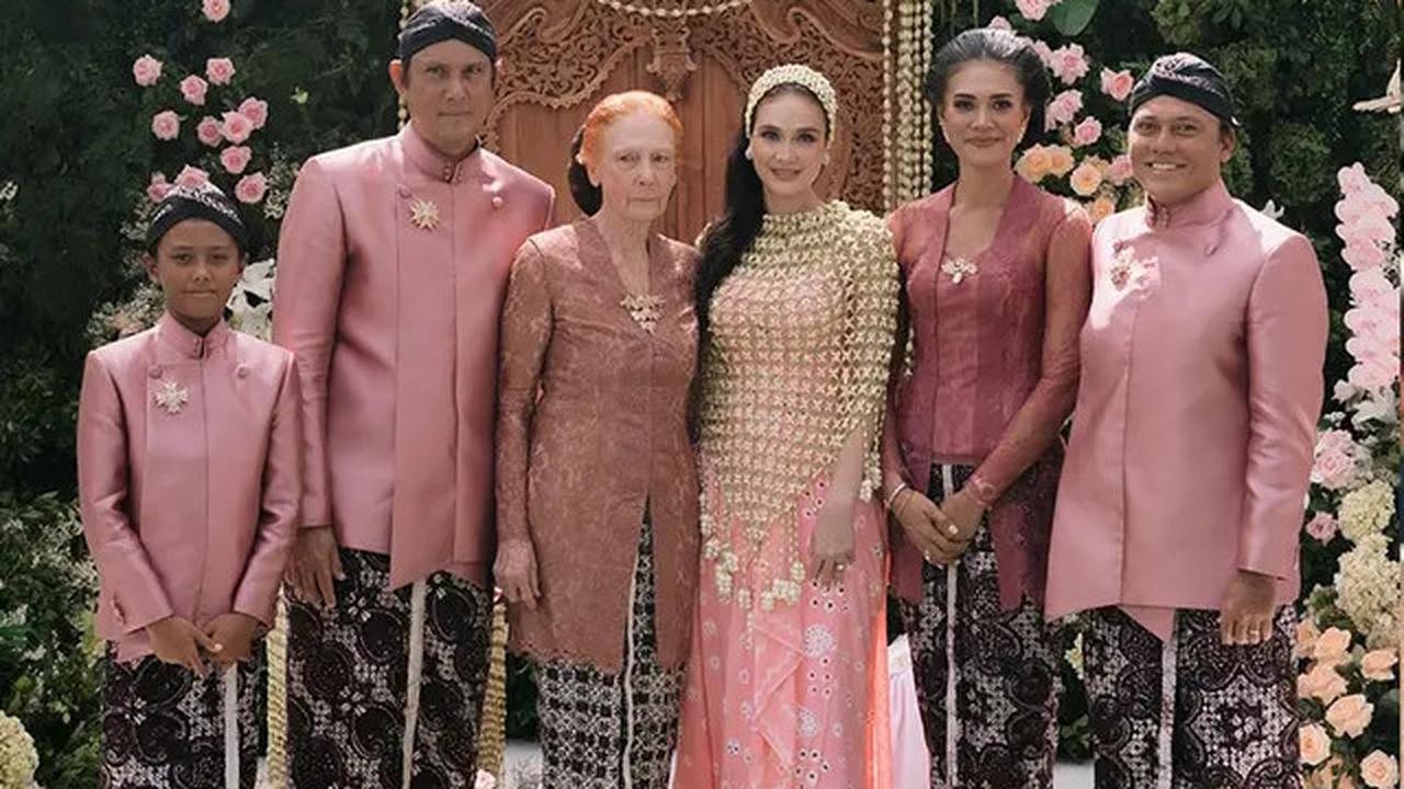 Gaya Cantik Luna Maya saat Prosesi Siraman, Anggun dengan Busana Kebaya Jawa