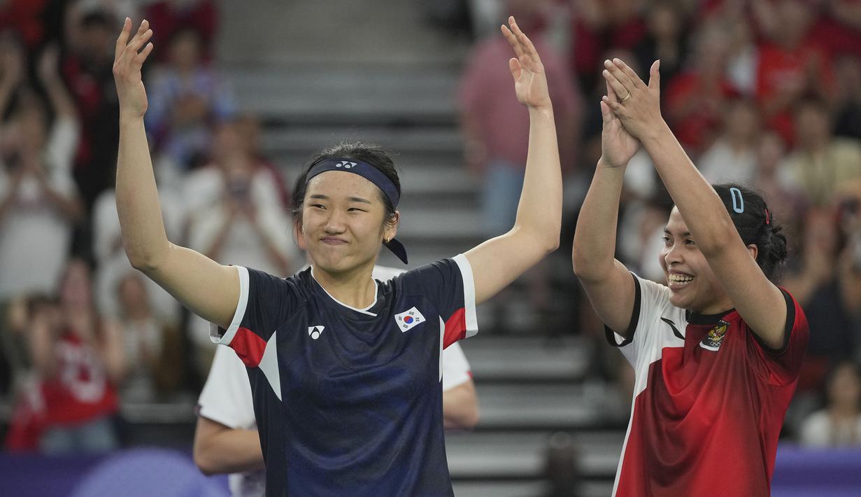 Pebulu tangkis tunggal putri Korea Selatan, An Se-young (kiri) dan lawannya, wakil Indonesia Gregoria Mariska Tunjung memberi aplaus kepada penonton usai berakhirnya laga semifinal nomor tunggal putri cabor bulu tangkis Olimpiade Paris 2024 di Porte de La Chapelle Arena, Paris, Minggu (4/8/2024). An Se-young menang rubber-game 11-21, 21-13 dan 21-16 dan melaju ke final. (AP Photo/Kin Cheung)