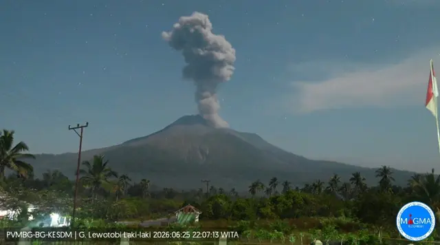 Gunung Lewotobi Laki-Laki Erupsi 1.500 Meter