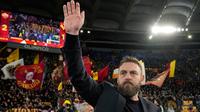 Pelatih AS Roma Daniele De Rossi melambaikan tangan kepada pendukungnya pada penghujung pertandingan sepak bola Seri A Liga Italia antara AS Roma dan Hellas Verona di Stadion Olimpiade Roma, Italia, Sabtu (20/1/2024). AS Roma menang 2-1. (AP Photo/Andrew Medichini)