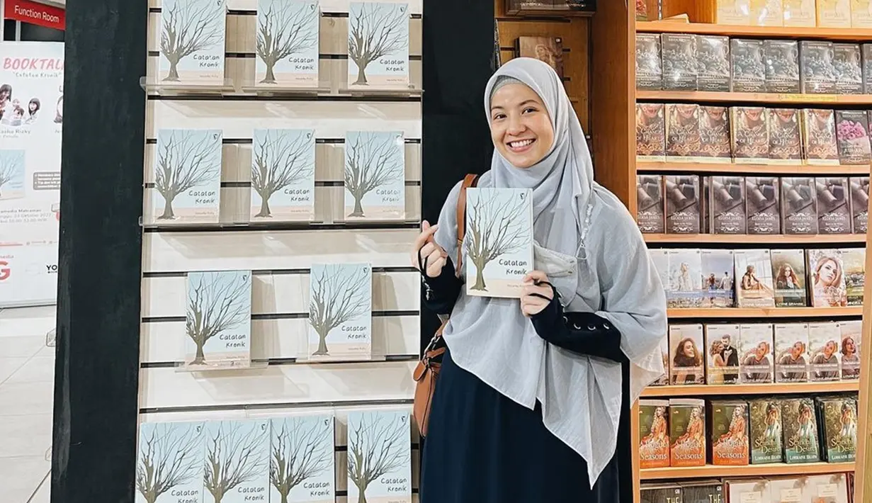 Sudah jarang muncul di layar kaca, Natasha Rizky memilih profesi lain yakni menjadi penulis buku. Masuk dalam jajaran buku yang direkomendasikan tentunya menjadi kebahagiaam tersendiri bagi artis dengan nama lengkap Natasha Rizky Pradipta ini. Selain keluarga dan sahabat, penggemar Natasha Rizky juga salut atas pencapaian artis yang akrab disapa Aca ini. Ucapan selamat pun ramai dibubuhkan warganet pada kolom komentar unggahannya. (Liputan6.com/IG/natasharizkynew)