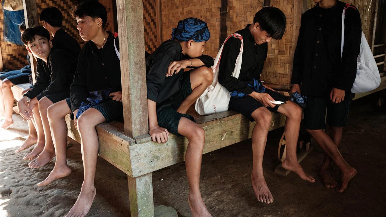 FOTO: Ribuan Warga Badui Lakukan Tradisi Seba ke Pendopo Lebak