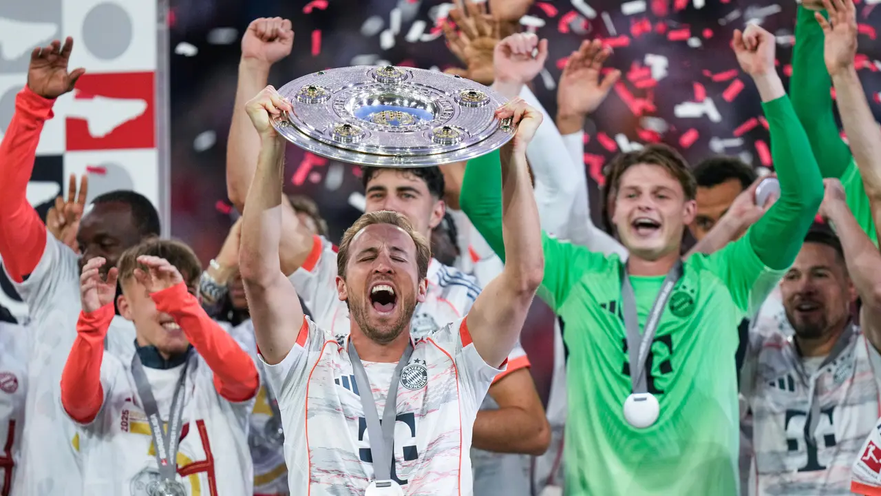 Foto: Hapus Label Raja Tanpa Mahkota, Detik-detik Harry Kane Akhirnya Angkat Trofi Juara