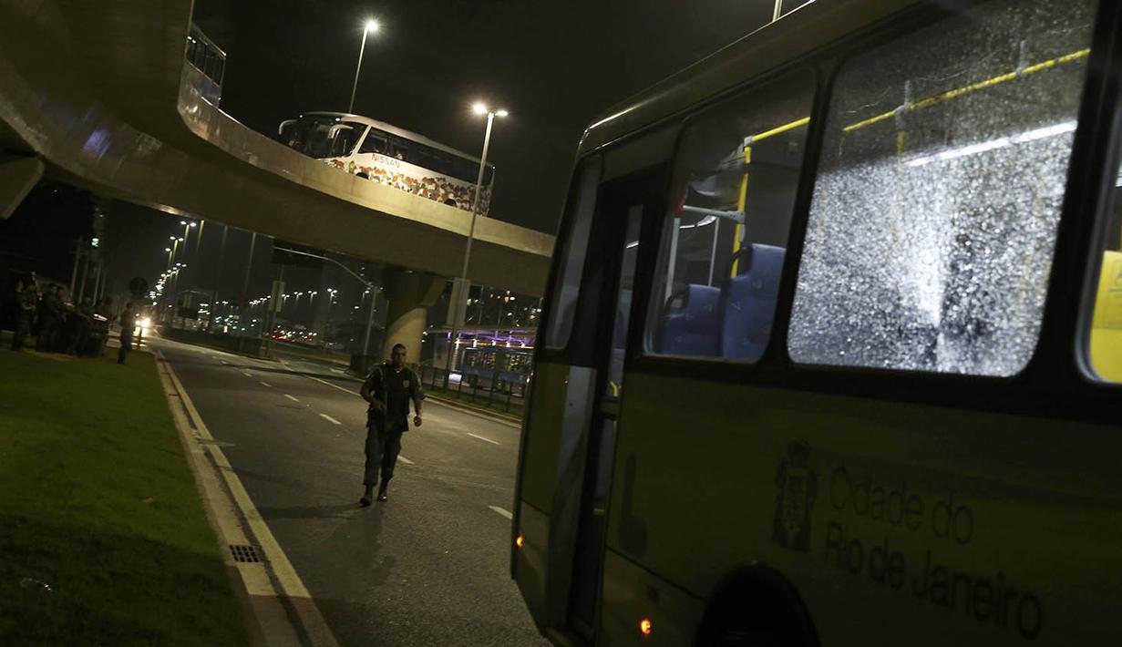 “Berdasarkan info keamanan, peluru tersebut berasal dari pemukiman yang berada jauh dari sini. Pelaku mengarahkan tembakannya ke balon udara yang membawa kamera." ujar juru bicara panitia Olimpiade Rio 2016, Mario Andrada. (Reuters/Shannon Stapleton)
