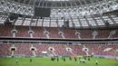 Timnas Brasil saat menguji lapangan Stadion Olimpiyskiy Luzhniki, Moskva, Rusia, (22/3/2018). Brasil akan melawan Rusia pada laga uji coba 23 Maret. (AP/Pavel Golovkin)