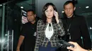 Anggota DPR F-Demokrat periode 2014-2019 Rooslynda Marpaung, keluar dari gedung KPK, Jakarta, Rabu (18/11/2015). Rooslynda diperiksa sebagai saksi untuk tersangka Gatot Pudjo Nugroho. (Liputan6.com/Helmi Afandi) 