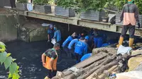 Antisipasi Banjir, DKI Terjunkan 100 Pasukan Pelangi Gerebek Kali Sekretaris Jakbar