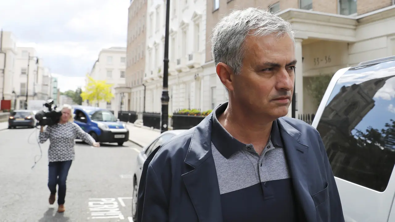 Jose Mourinho berjalan meninggalkan kediamannya di London, Inggris.