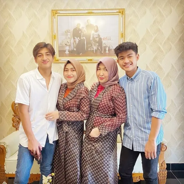 7 Potret Kebersamaan Harris Vriza dengan Ibundanya yang Jarang Tersorot