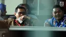 Menteri Dalam Negeri, Gamawan Fauzi (kiri) berada di ruang tunggu sebelum menjalani pemeriksaan di Gedung KPK, Jakarta, Rabu (8/5/2019). Gamawan Fauzi diperiksa sebagai saksi kasus dugaan korupsi KTP elektronik (e-KTP) dengan tersangka politikus Golkar Markus Nari. (merdeka.com/Dwi Narwoko)