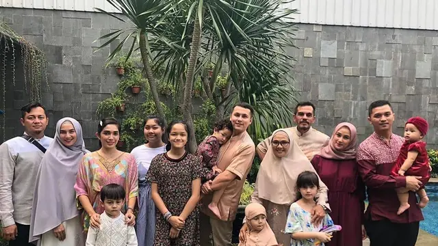 Jarang Tersorot, Ini 6 Potret Bapak Andhika Pratama yang Awet Muda